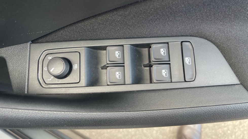 Skoda Kamiq 1.0 TSI 110 Monte Carlo 5dr DSG Petrol Hatchback - Image 35