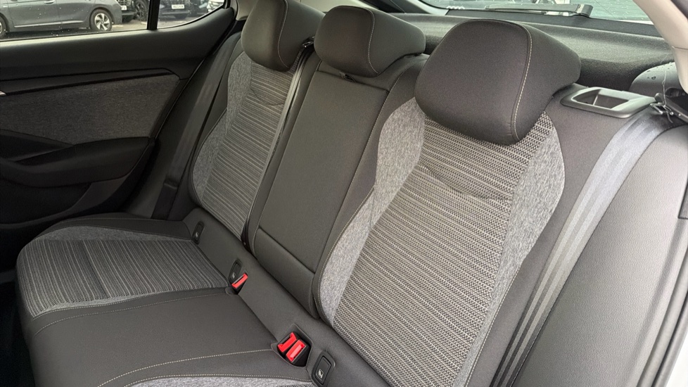 Skoda Superb 2.0 TDI SE Technology 5dr DSG Diesel Hatchback - Image 16