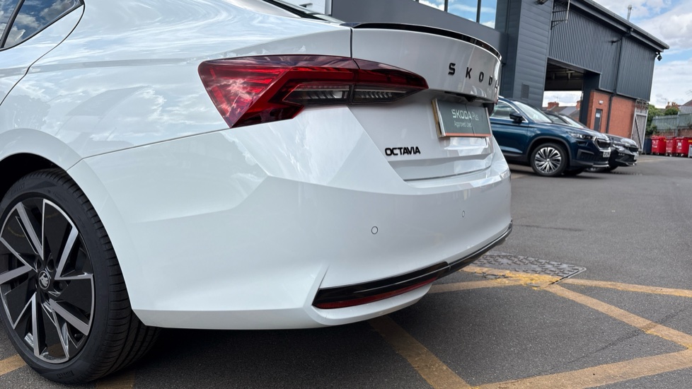 Skoda Octavia 1.5 TSI 150 e-TEC Sportline 5dr DSG Petrol Hatchback - Image 33