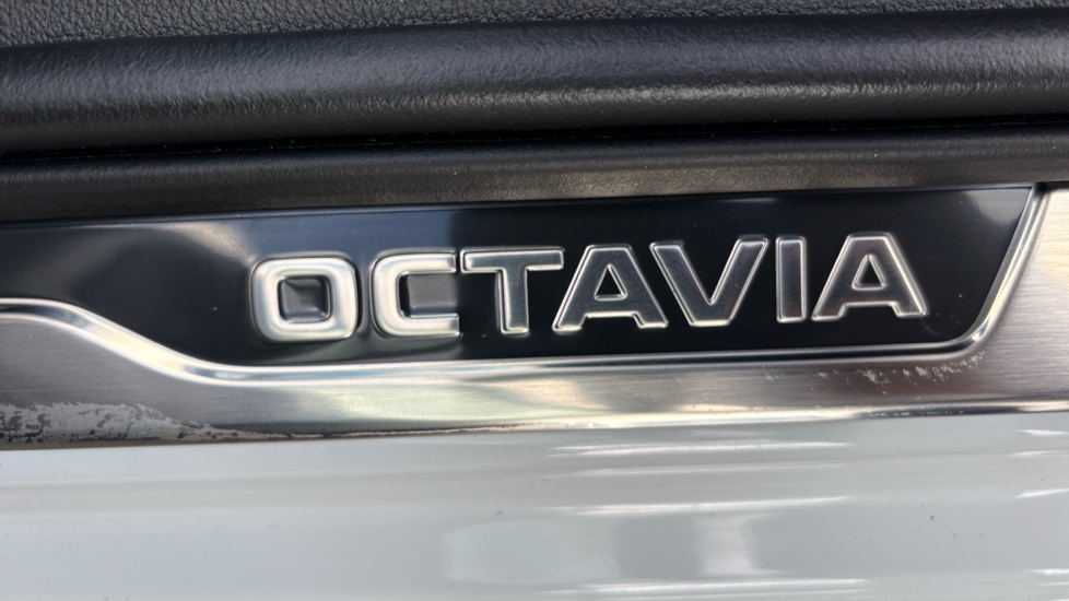 Skoda Octavia 1.5 TSI 150 e-TEC Sportline 5dr DSG Petrol Hatchback - Image 47