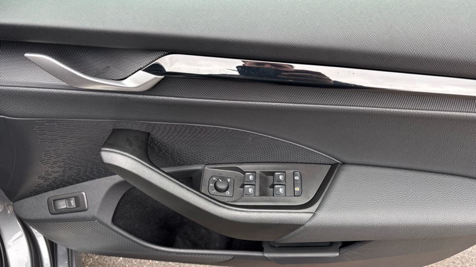 Skoda Octavia 2.0 TSI vRS 5dr DSG Petrol Hatchback - Image 19