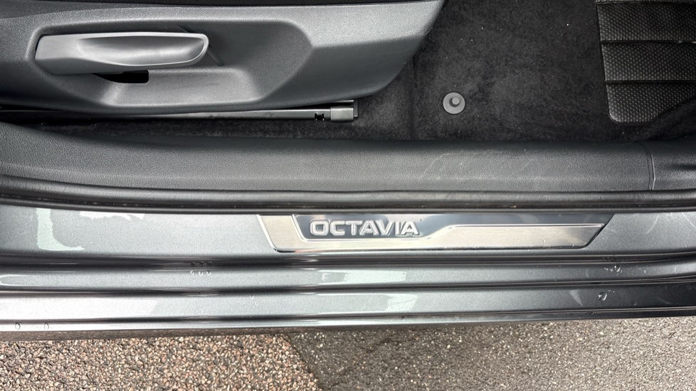 Skoda Octavia 2.0 TSI vRS 5dr DSG Petrol Hatchback - Image 37