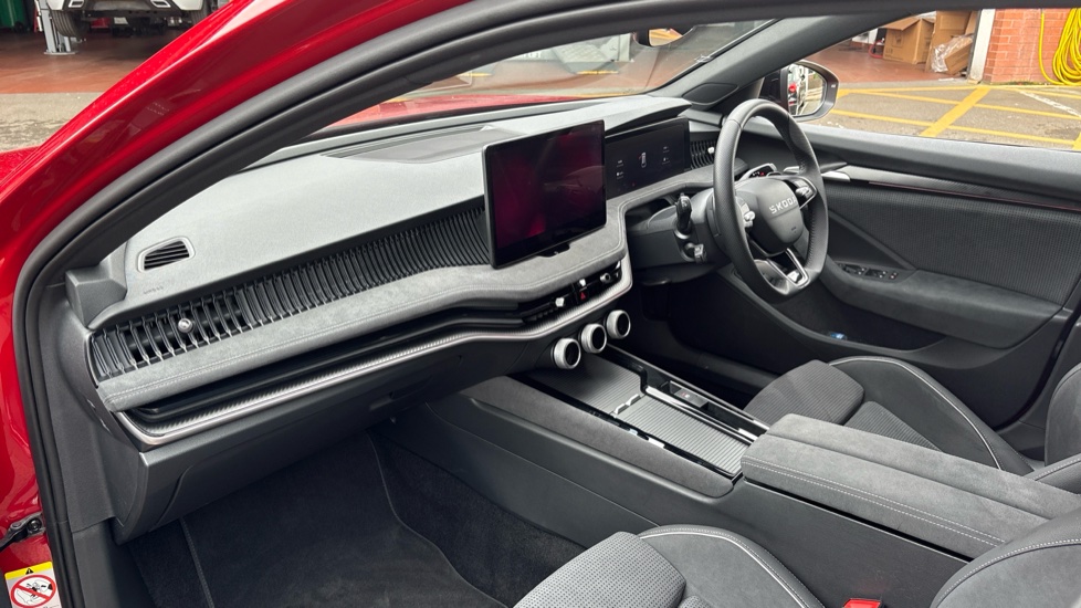 Skoda Superb 1.5 TSI iV Sportline 5dr DSG Estate - Image 2