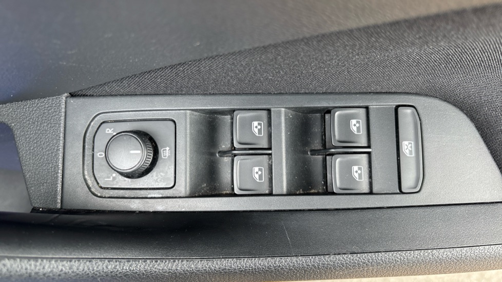 Skoda Kamiq 1.0 TSI 110 SE 5dr Petrol Hatchback - Image 38