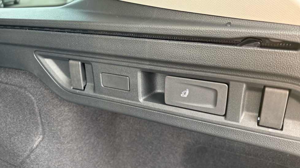 Skoda Superb 1.5 TSI iV SE L DSG 5dr Estate - Image 33