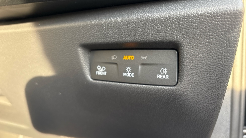 Skoda Superb 1.5 TSI iV SE L DSG 5dr Estate - Image 71