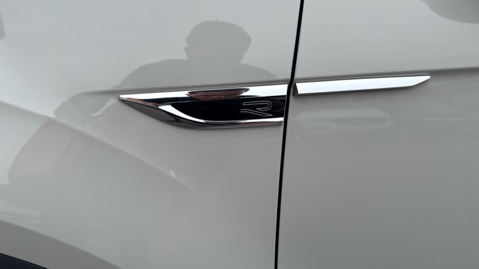 Volkswagen T-Roc 1.5 TSI R-Line 5dr DSG Petrol Hatchback - Image 21