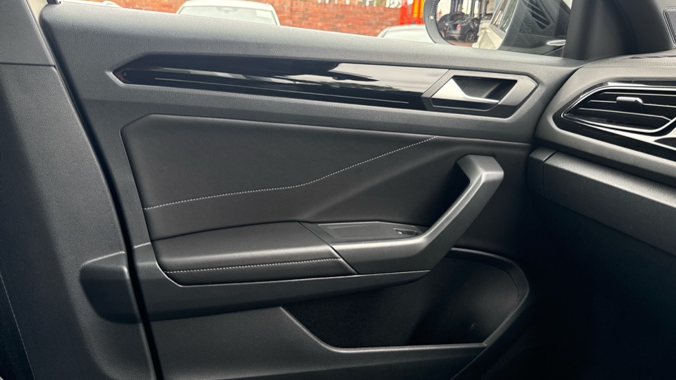 Volkswagen T-Roc 1.5 TSI R-Line 5dr DSG Petrol Hatchback - Image 38