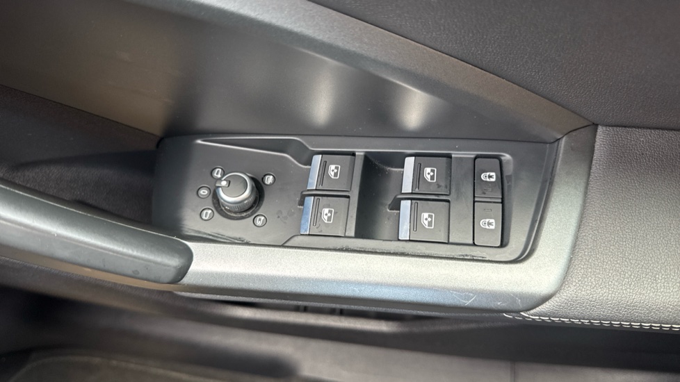 Audi Q3 35 TDI S Line 5dr S Tronic Diesel Estate - Image 40