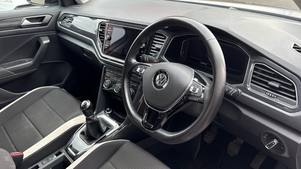 Volkswagen T-Roc 1.6 TDI SEL 5dr Diesel Hatchback - Image 11