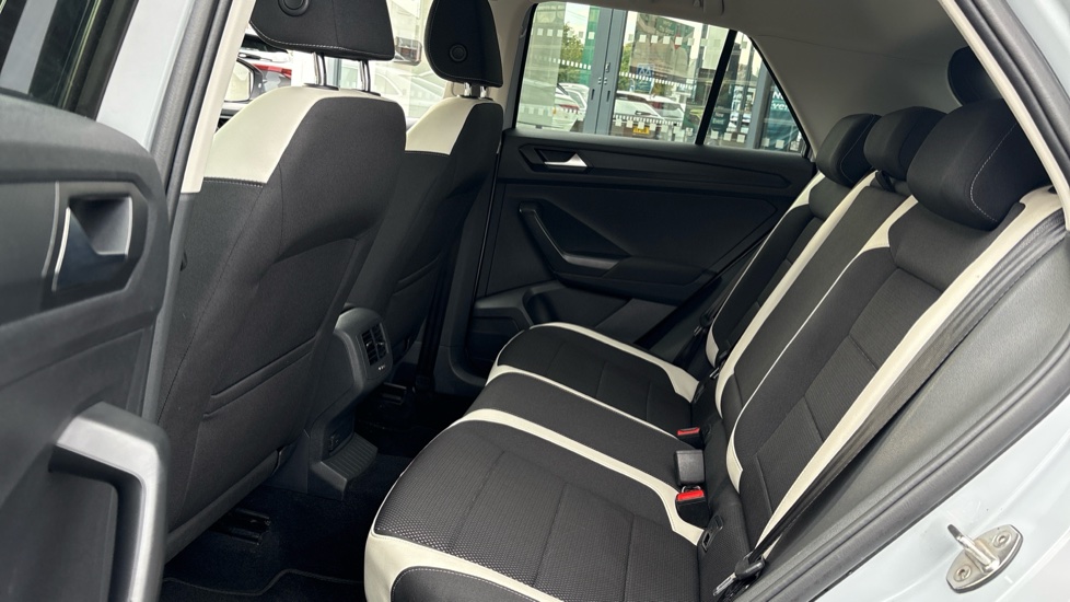 Volkswagen T-Roc 1.6 TDI SEL 5dr Diesel Hatchback - Image 16