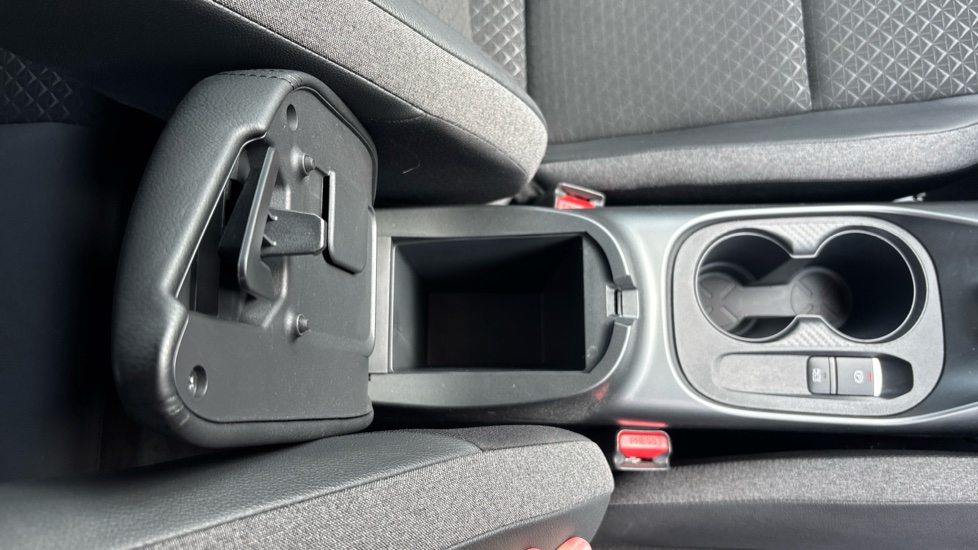 Nissan Juke 1.0 DiG-T N-Connecta 5dr Petrol Hatchback - Image 31