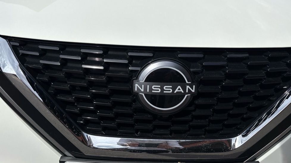 Nissan Qashqai 1.3 DiG-T MH Acenta Premium 5dr Petrol Hatchback - Image 8