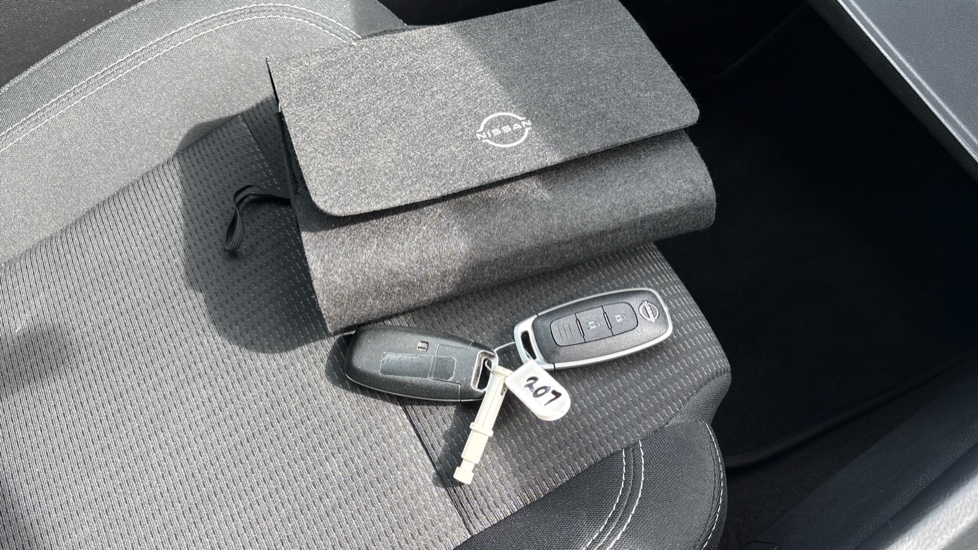 Nissan Qashqai 1.3 DiG-T MH Acenta Premium 5dr Petrol Hatchback - Image 19