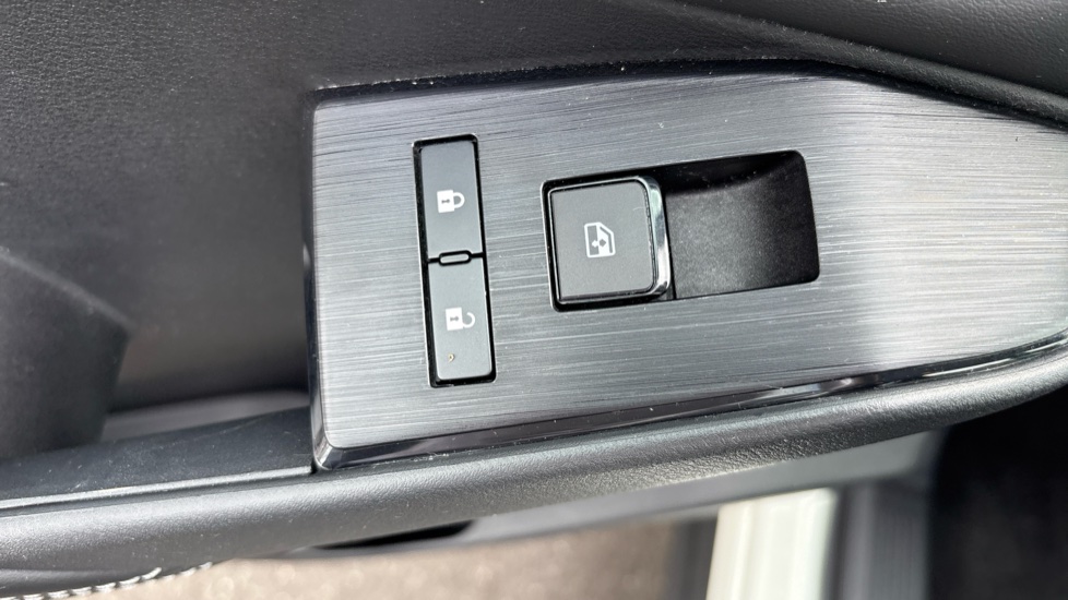 Nissan Qashqai 1.3 DiG-T MH Acenta Premium 5dr Petrol Hatchback - Image 33