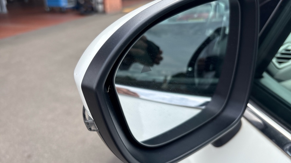 Nissan Qashqai 1.3 DiG-T MH Acenta Premium 5dr Petrol Hatchback - Image 34