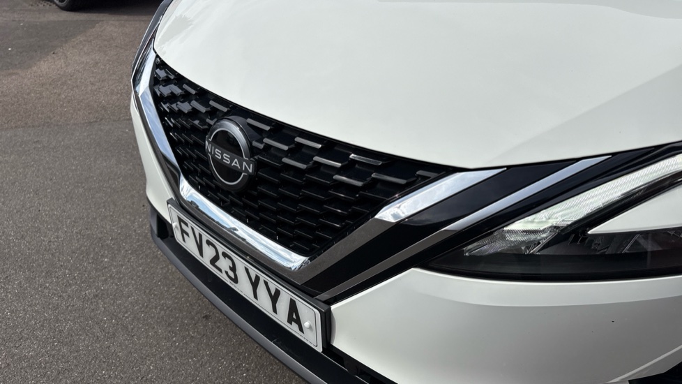 Nissan Qashqai 1.3 DiG-T MH Acenta Premium 5dr Petrol Hatchback - Image 37