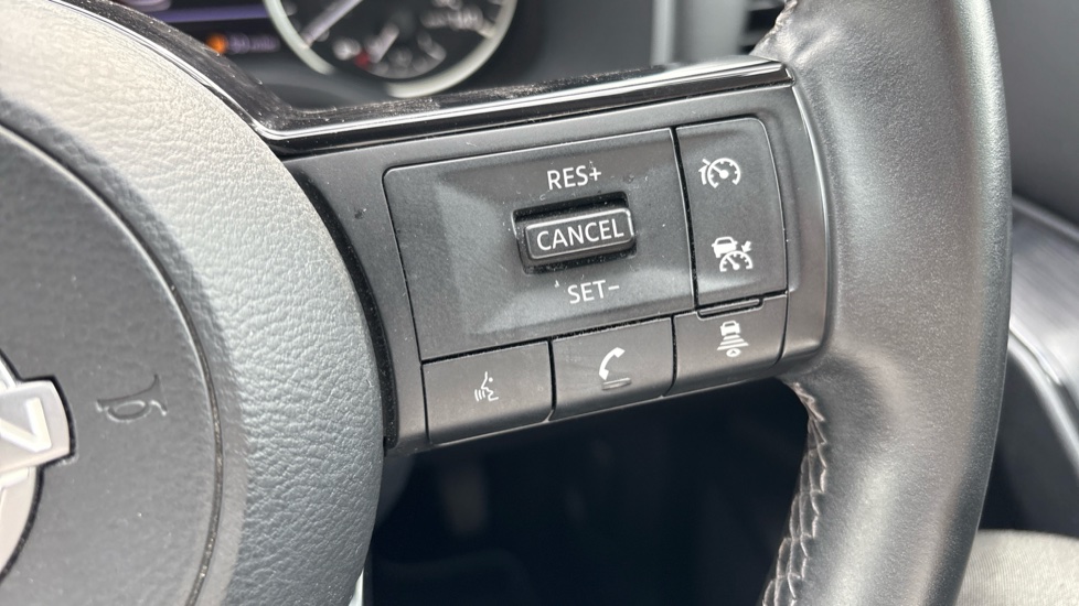 Nissan Qashqai 1.3 DiG-T MH Acenta Premium 5dr Petrol Hatchback - Image 43