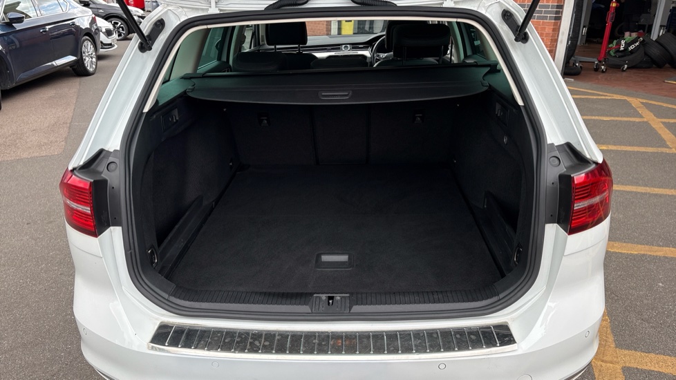 Volkswagen Passat 2.0 TDI GT 5dr DSG [Panoramic Roof] [7 Speed] Diesel Estate - Image 4