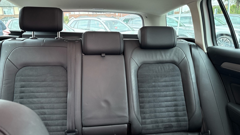 Volkswagen Passat 2.0 TDI GT 5dr DSG [Panoramic Roof] [7 Speed] Diesel Estate - Image 15