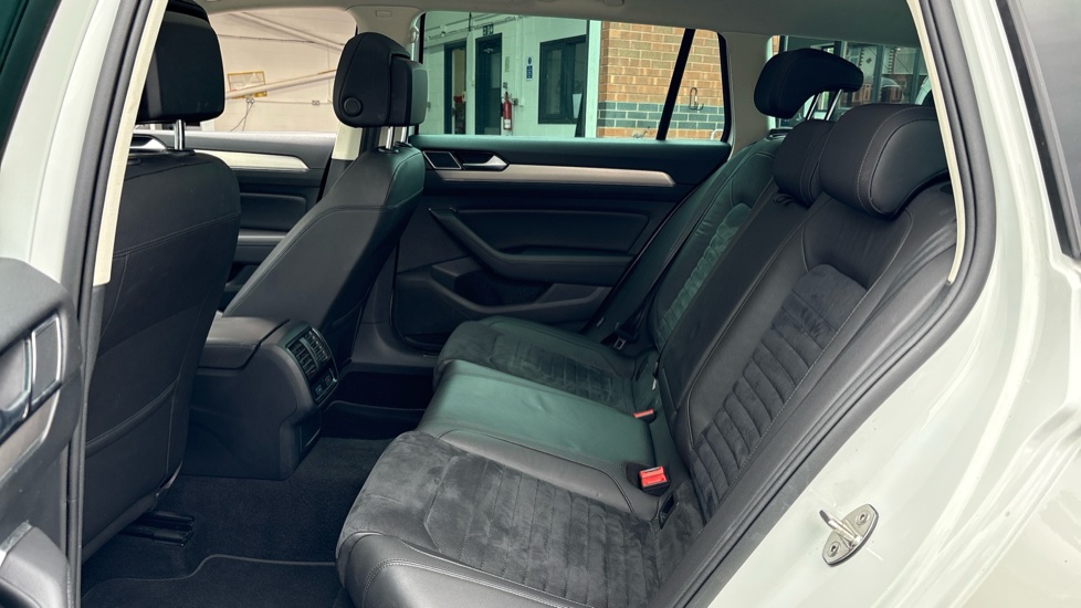 Volkswagen Passat 2.0 TDI GT 5dr DSG [Panoramic Roof] [7 Speed] Diesel Estate - Image 16