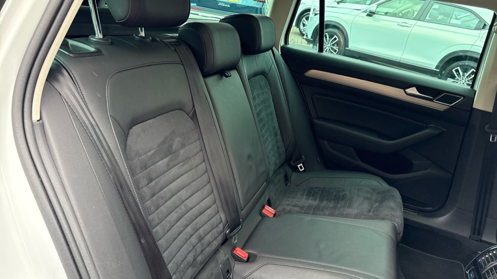 Volkswagen Passat 2.0 TDI GT 5dr DSG [Panoramic Roof] [7 Speed] Diesel Estate - Image 26