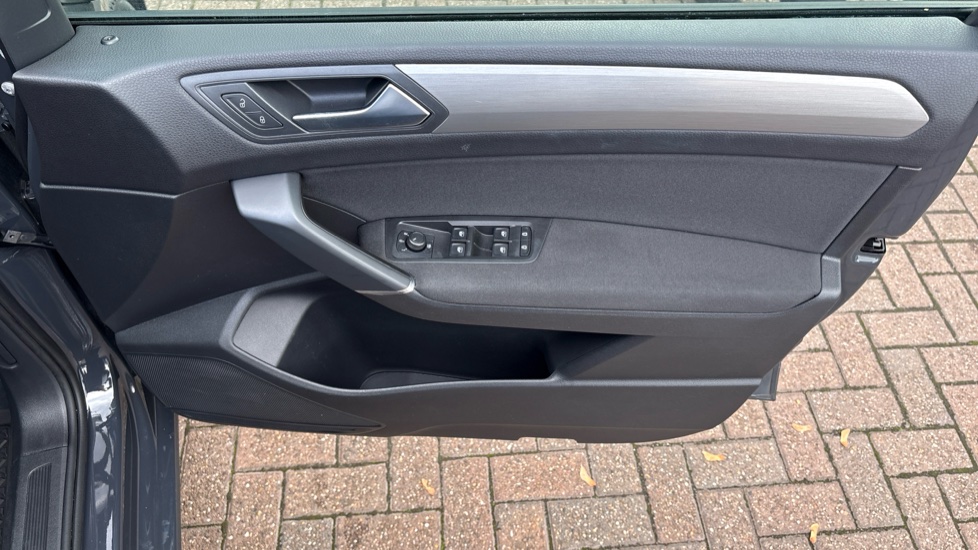 Volkswagen Touran 1.6 TDI 115 SE Family 5dr DSG Diesel Estate - Image 34