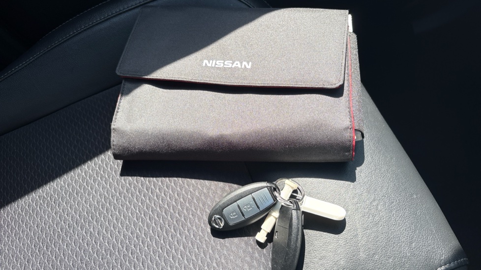 Nissan Qashqai 1.2 DiG-T Tekna 5dr Petrol Hatchback - Image 19