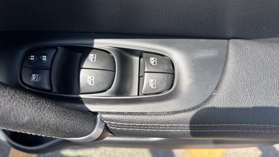 Nissan Qashqai 1.2 DiG-T Tekna 5dr Petrol Hatchback - Image 21