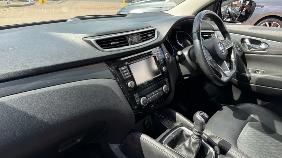 Nissan Qashqai 1.7 dCi Tekna 5dr 4WD Diesel Hatchback - Image 9
