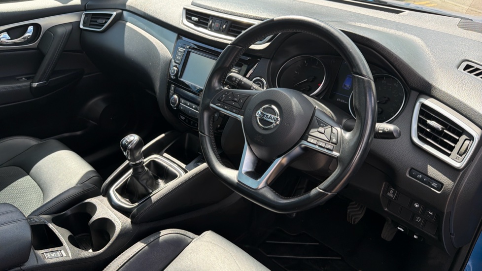 Nissan Qashqai 1.7 dCi Tekna 5dr 4WD Diesel Hatchback - Image 11