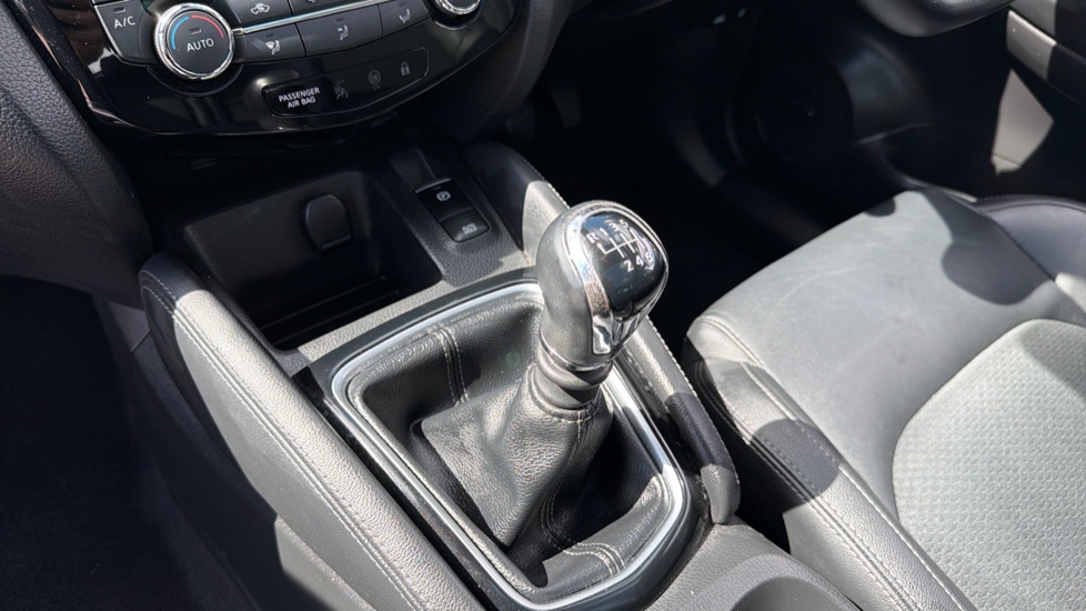 Nissan Qashqai 1.7 dCi Tekna 5dr 4WD Diesel Hatchback - Image 13