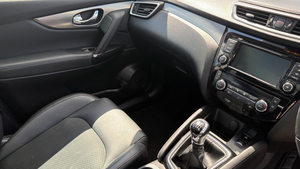 Nissan Qashqai 1.7 dCi Tekna 5dr 4WD Diesel Hatchback - Image 14