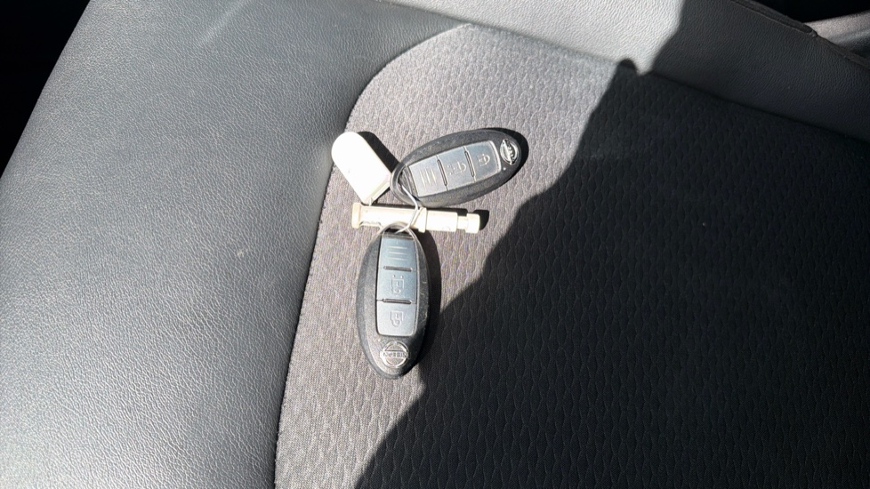 Nissan Qashqai 1.7 dCi Tekna 5dr 4WD Diesel Hatchback - Image 20