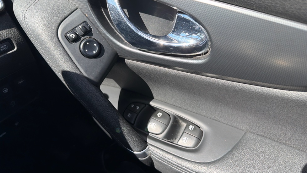Nissan Qashqai 1.7 dCi Tekna 5dr 4WD Diesel Hatchback - Image 39