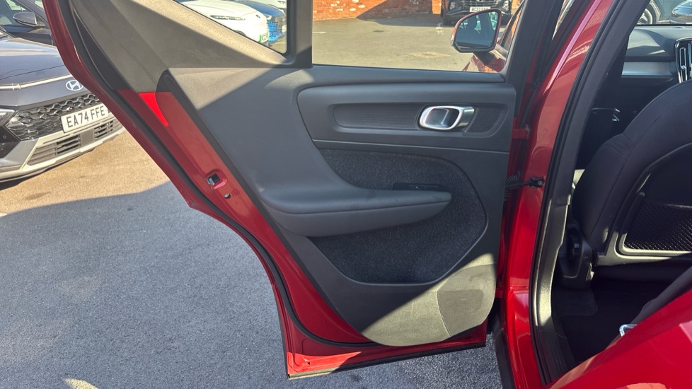 Volvo XC40 1.5 T3 [163] Momentum 5dr Geartronic Petrol Estate - Image 25