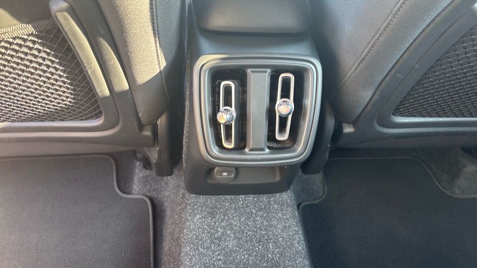 Volvo XC40 1.5 T3 [163] Momentum 5dr Geartronic Petrol Estate - Image 27