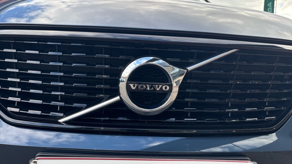 Volvo XC40 1.5 T3 [163] R DESIGN 5dr Geartronic Petrol Estate - Image 8
