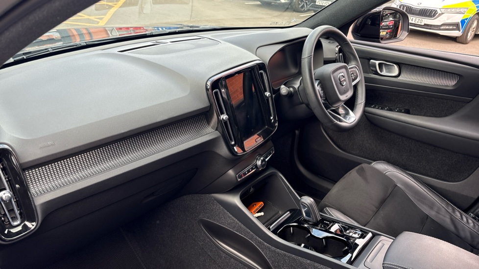 Volvo XC40 1.5 T3 [163] R DESIGN 5dr Geartronic Petrol Estate - Image 9