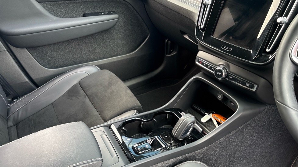 Volvo XC40 1.5 T3 [163] R DESIGN 5dr Geartronic Petrol Estate - Image 14