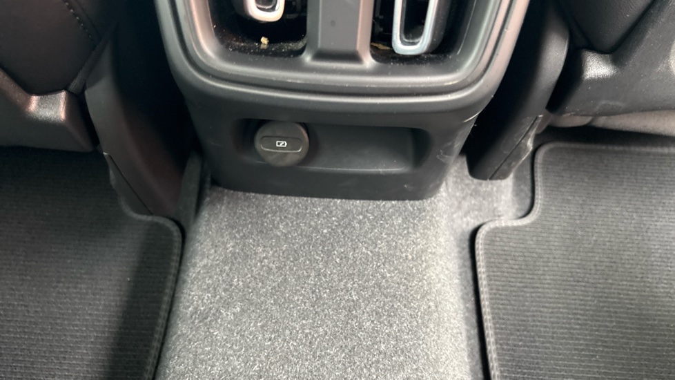 Volvo XC40 1.5 T3 [163] R DESIGN 5dr Geartronic Petrol Estate - Image 25
