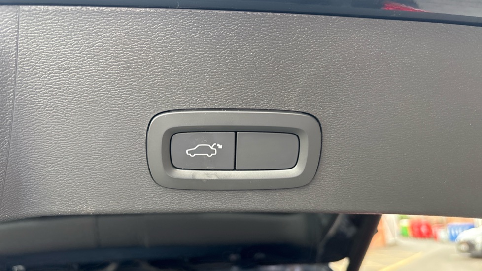 Volvo XC40 1.5 T3 [163] R DESIGN 5dr Geartronic Petrol Estate - Image 33