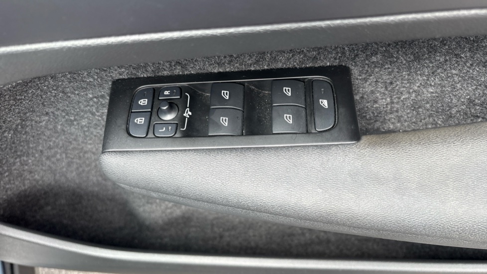 Volvo XC40 1.5 T3 [163] R DESIGN 5dr Geartronic Petrol Estate - Image 40