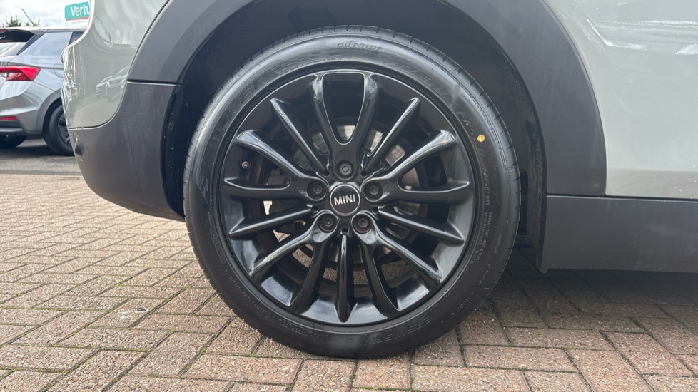 MINI Clubman 1.5 Cooper 6dr Petrol Estate - Image 21