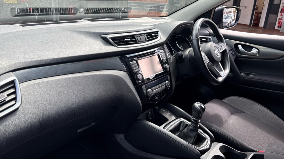Nissan Qashqai 1.2 DiG-T N-Connecta 5dr Petrol Hatchback - Image 9