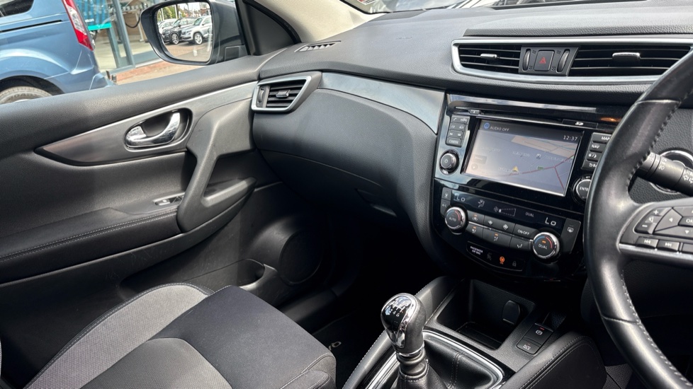 Nissan Qashqai 1.2 DiG-T N-Connecta 5dr Petrol Hatchback - Image 14