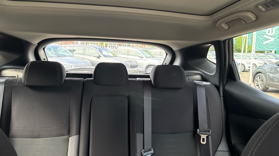 Nissan Qashqai 1.2 DiG-T N-Connecta 5dr Petrol Hatchback - Image 15