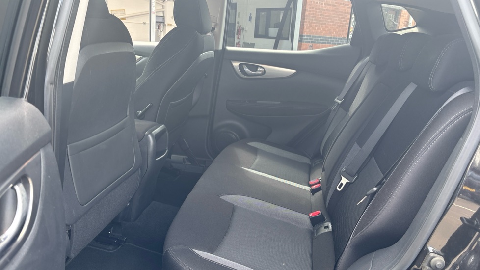 Nissan Qashqai 1.2 DiG-T N-Connecta 5dr Petrol Hatchback - Image 16