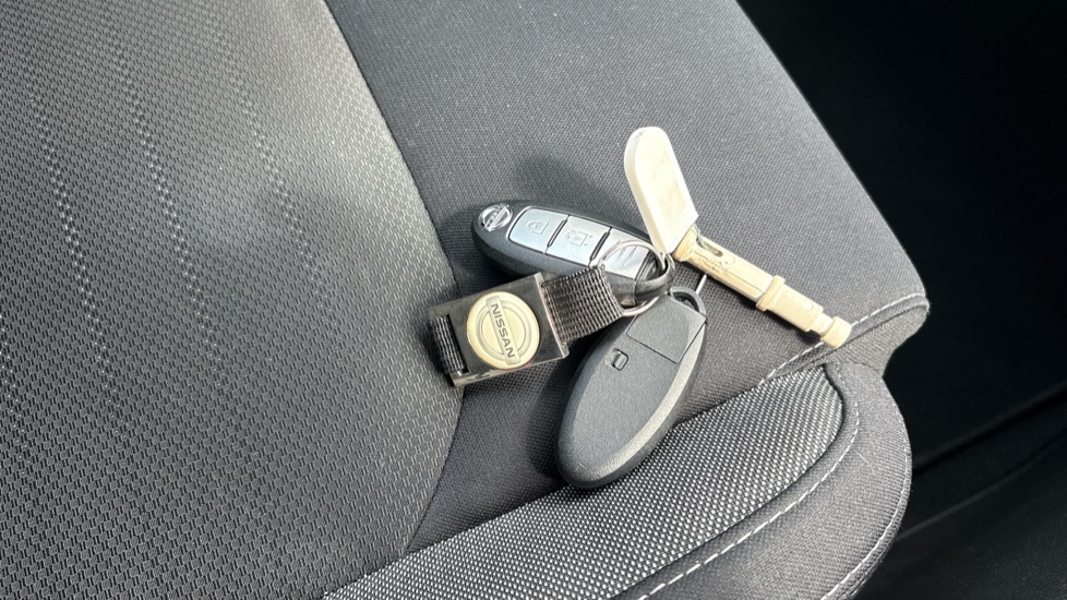 Nissan Qashqai 1.2 DiG-T N-Connecta 5dr Petrol Hatchback - Image 19