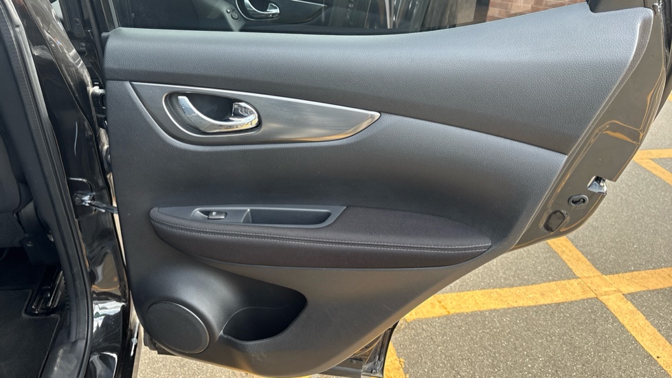 Nissan Qashqai 1.2 DiG-T N-Connecta 5dr Petrol Hatchback - Image 25